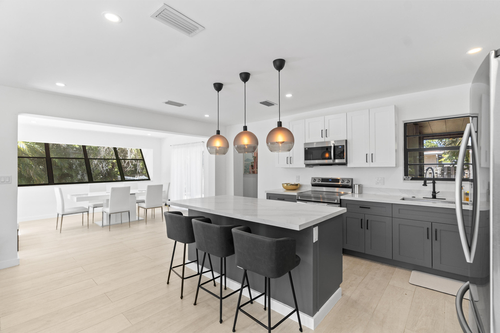 235 Ne 20th Street - Photo 1