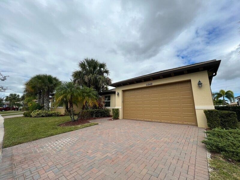 11948 Sw Crestwood Circle - Photo 0