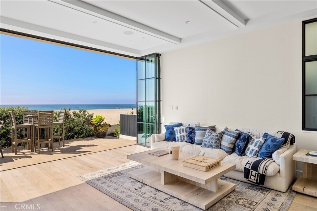 2428 The Strand - Photo 2