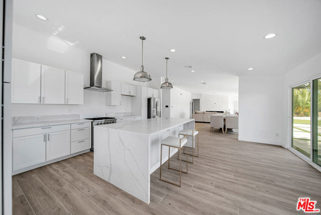 23500 Aetna Street - Photo 2