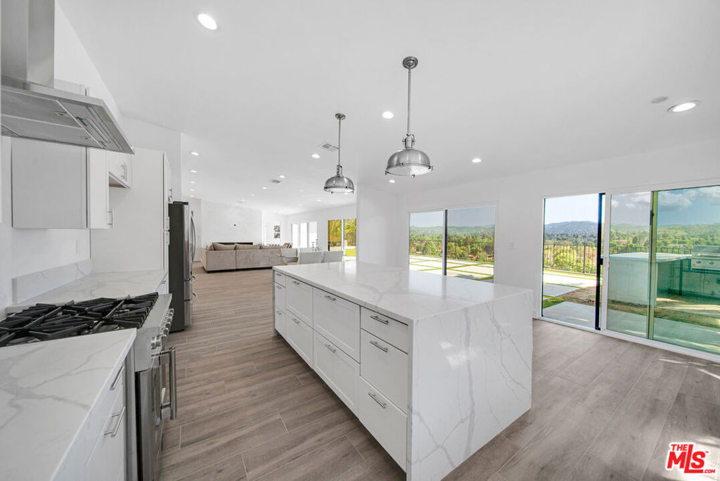 23500 Aetna Street - Photo 3