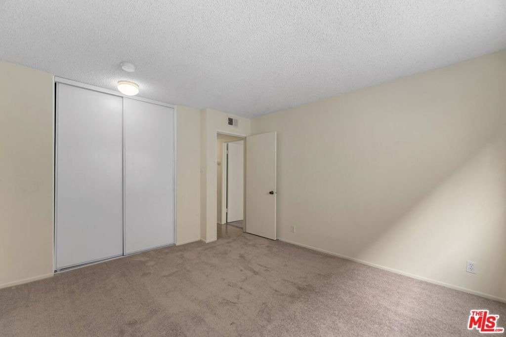 18555 Collins Street - Photo 7