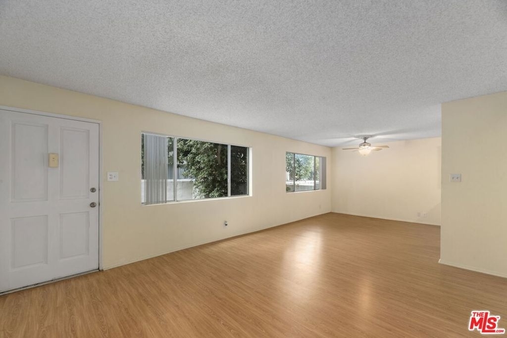 18555 Collins Street - Photo 2