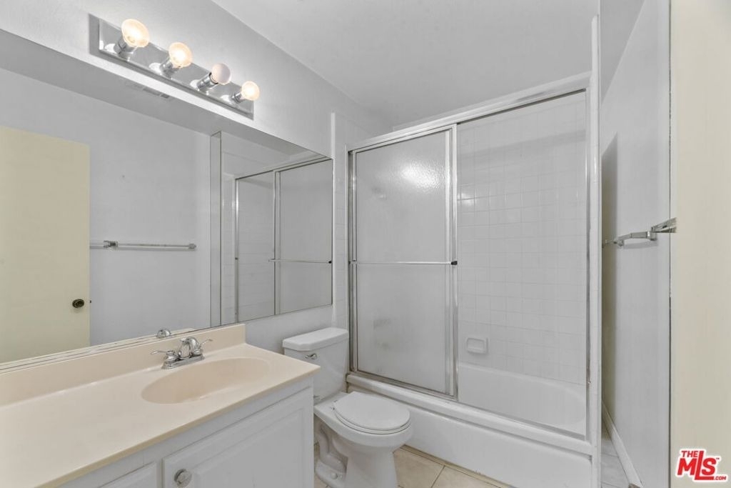 18555 Collins Street - Photo 8