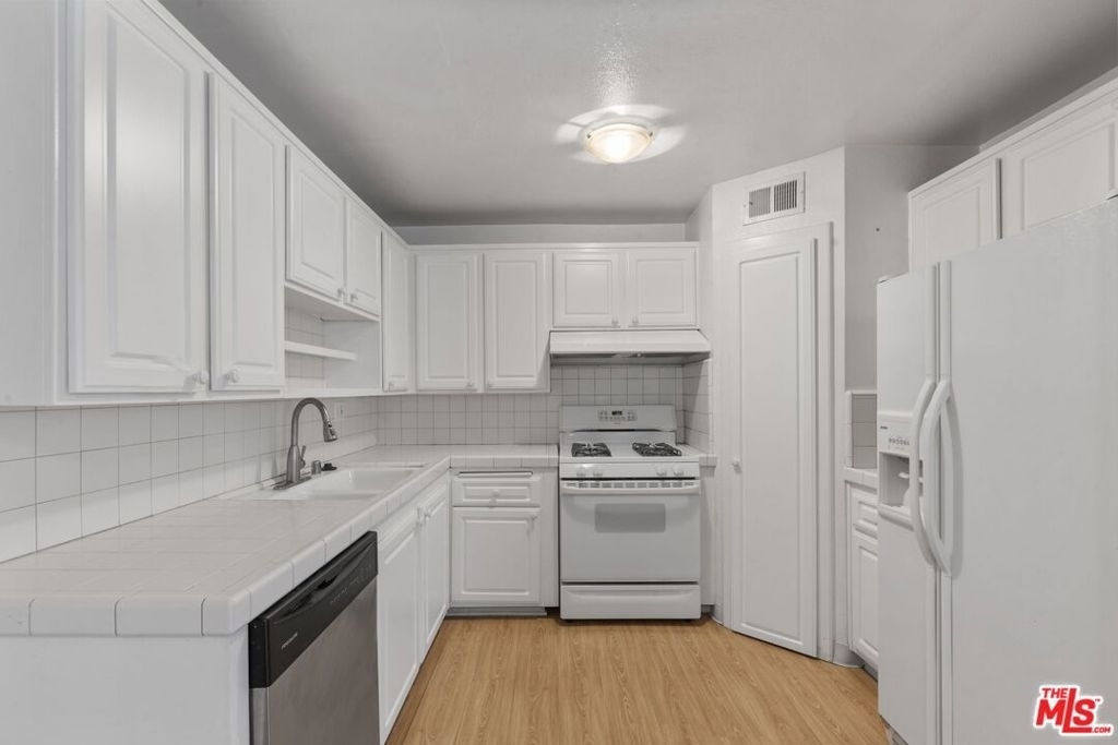 18555 Collins Street - Photo 5
