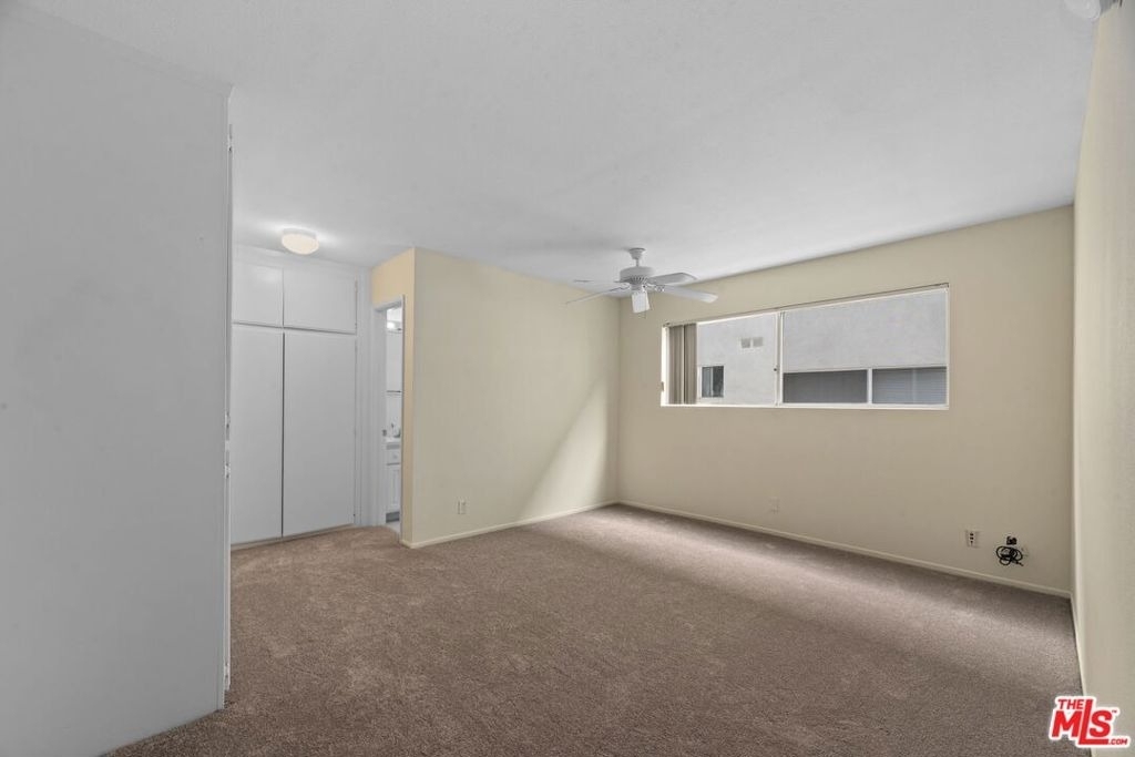 18555 Collins Street - Photo 9
