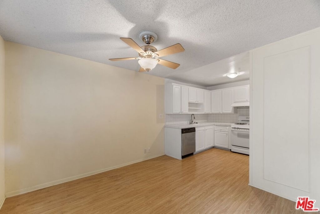 18555 Collins Street - Photo 4
