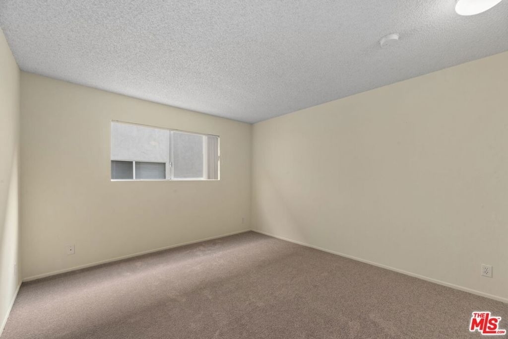18555 Collins Street - Photo 6