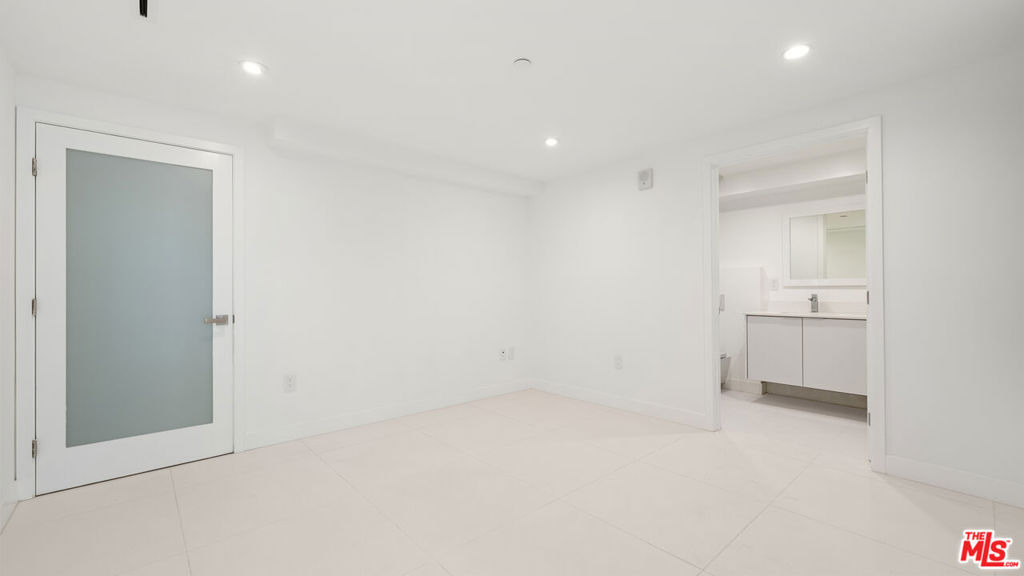 621 N Kings Road - Photo 10