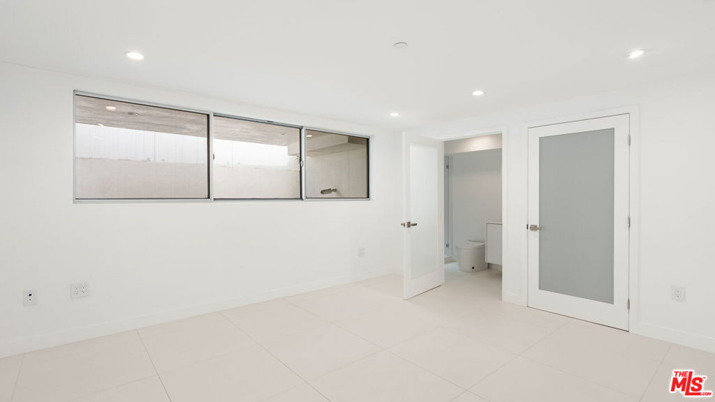 621 N Kings Road - Photo 9