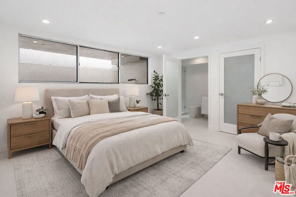 621 N Kings Road - Photo 8