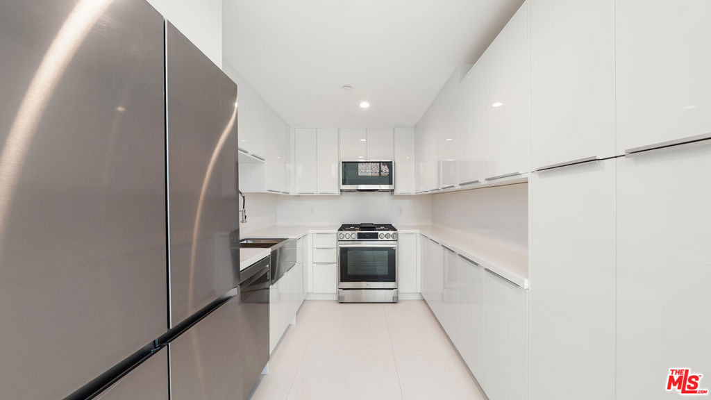 621 N Kings Road - Photo 4