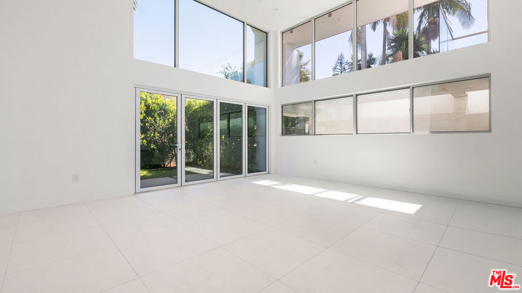 621 N Kings Road - Photo 5