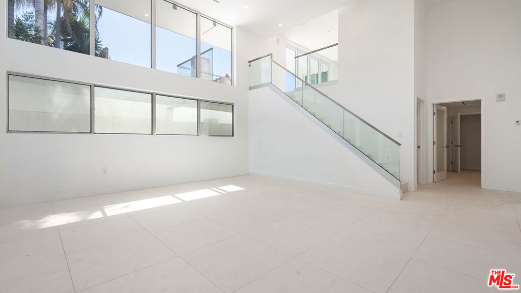 621 N Kings Road - Photo 1