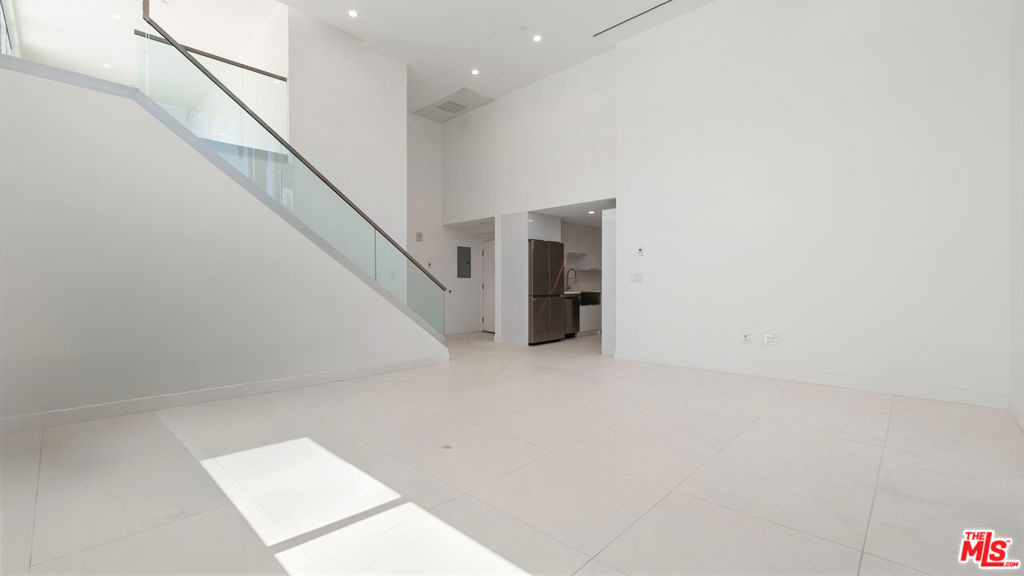 621 N Kings Road - Photo 3