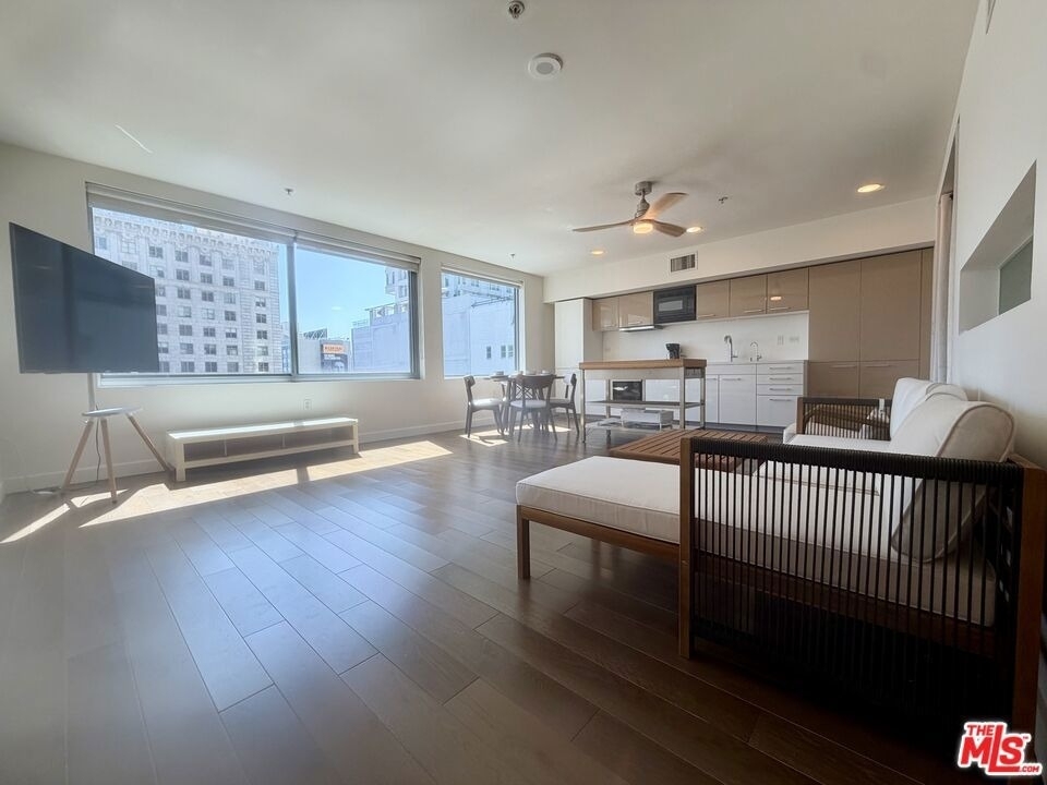 901 S Flower Street - Photo 2