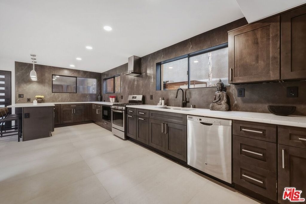 3601 Dixie Canyon Place - Photo 6