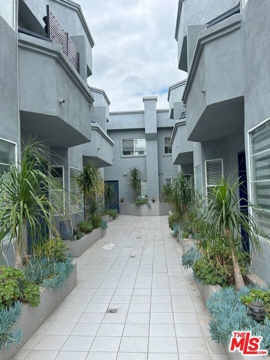 7916 Blackburn Avenue - Photo 2