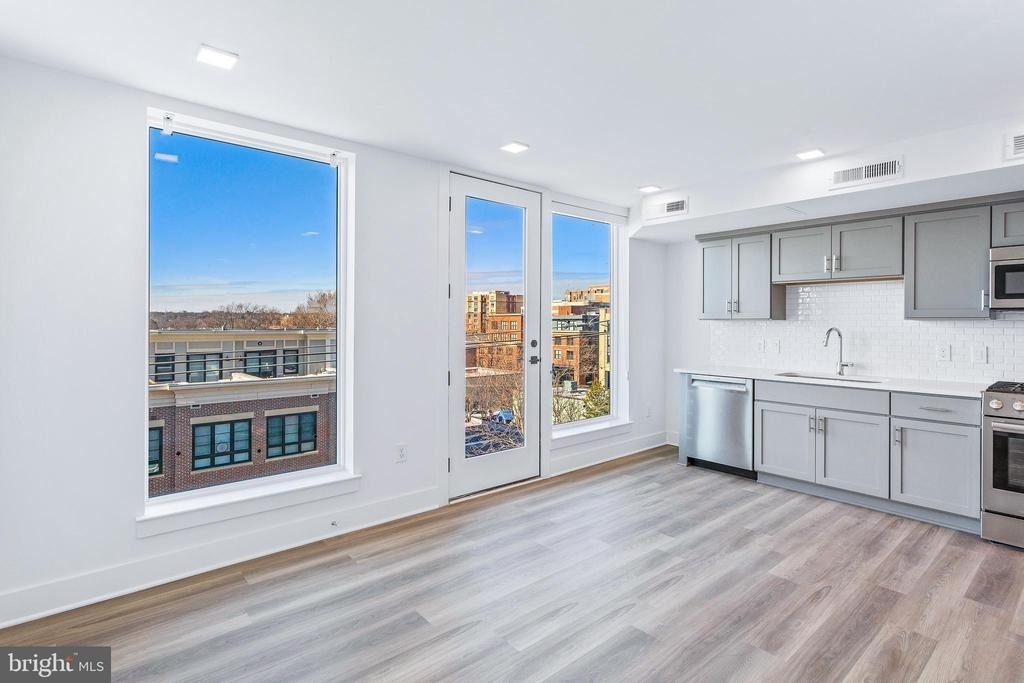 701 N Henry Street - Photo 12