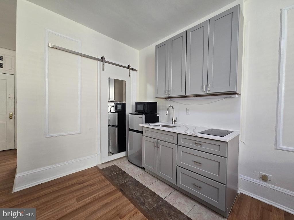 1324 Locust Street - Photo 2