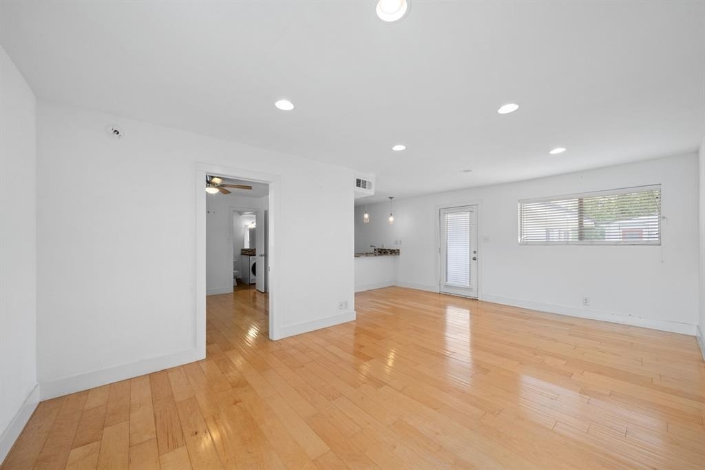 1313 E 52nd St - Photo 4