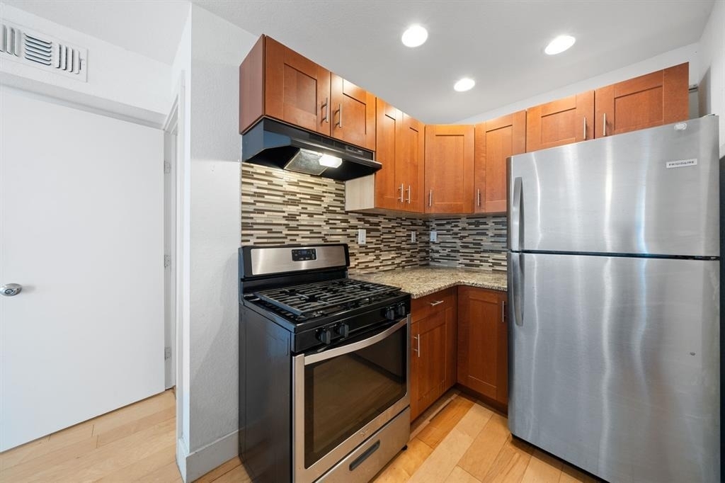 1313 E 52nd St - Photo 5