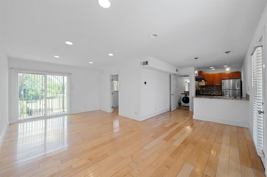 1313 E 52nd St - Photo 3