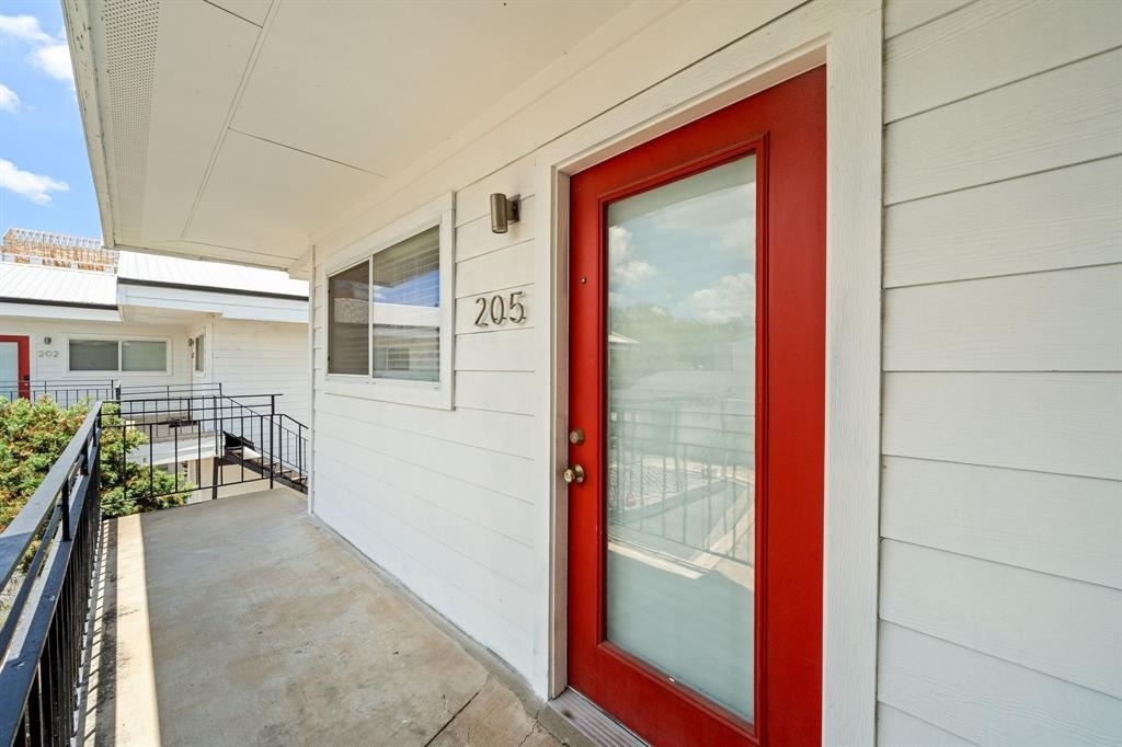 1313 E 52nd St - Photo 2