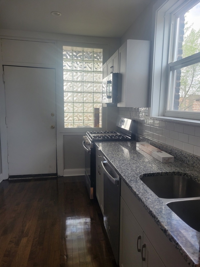 7918 S Essex Avenue - Photo 7