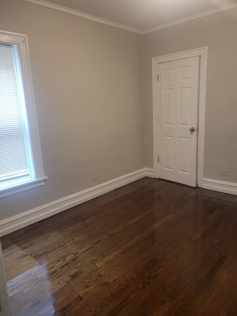 7918 S Essex Avenue - Photo 4