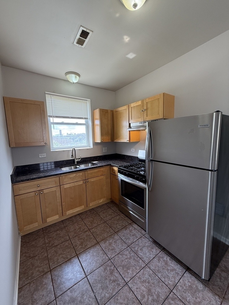 7952 S Carpenter Street - Photo 3