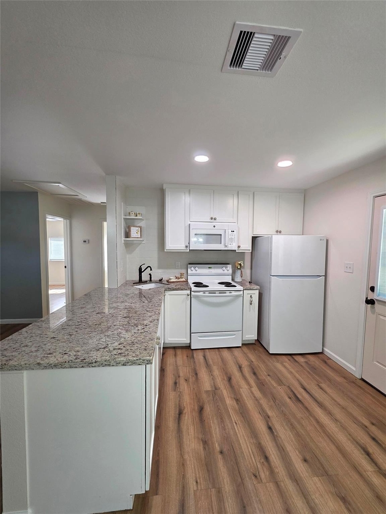 5422 Pine Avenue - Photo 4