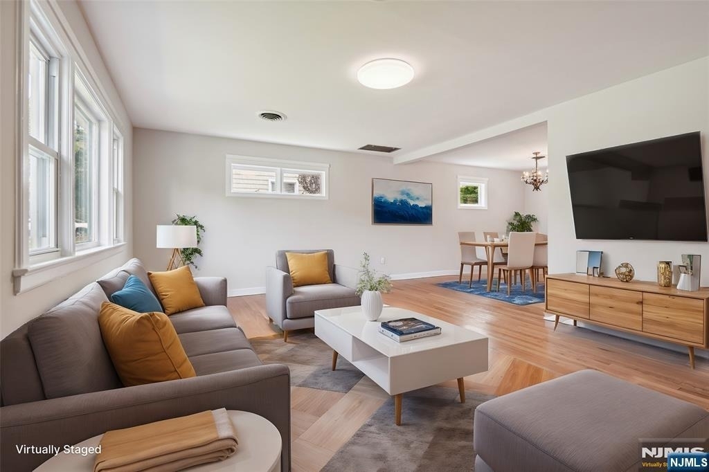 990 Washington - Photo 2