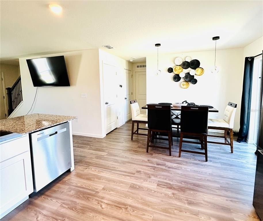1053 Ambleside Dr - Photo 11