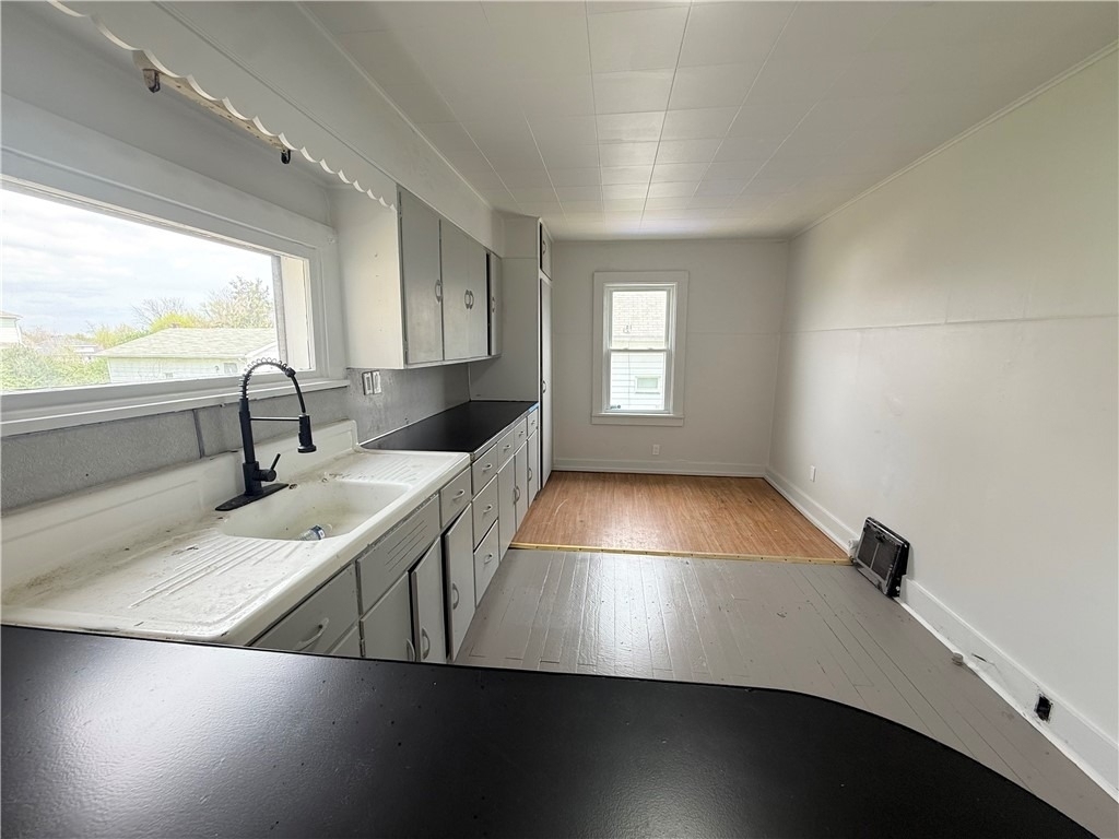 358 Russell St - Photo 2