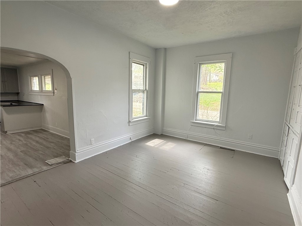 307 Andrew St - Photo 2