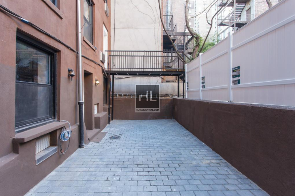 East 11th Street - Photo 7