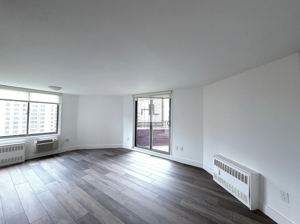 Second Avenue - Photo 0