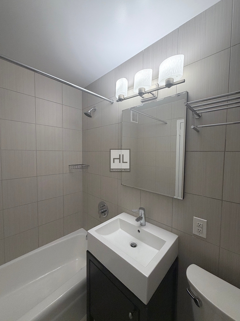 Second Avenue - Photo 2