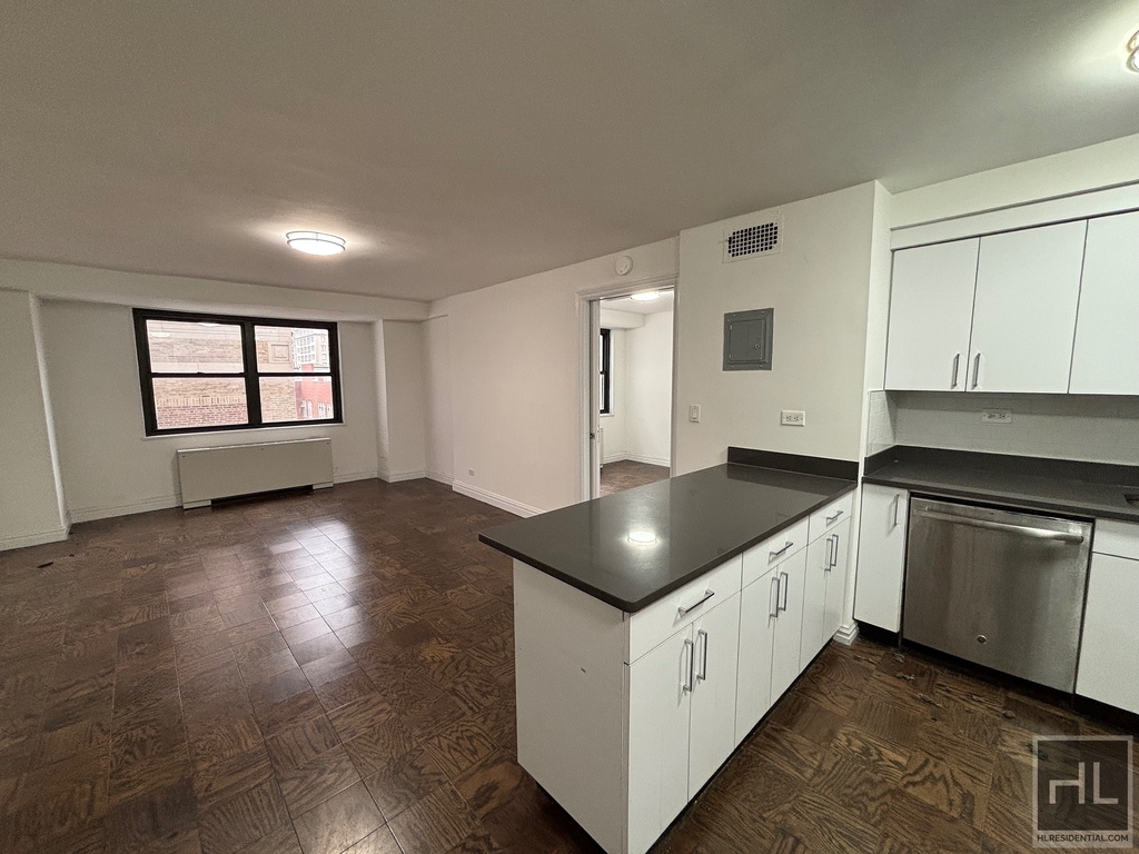East 16 Avenue - Photo 0