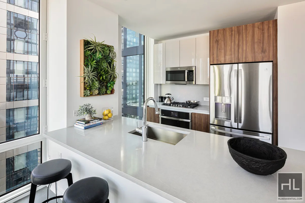 West 30th St - Photo 1
