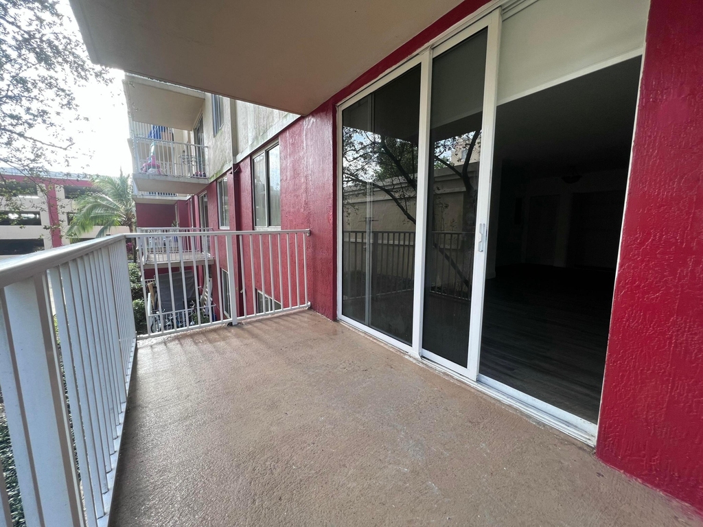 18335 Nw 68 Avenue - Photo 9