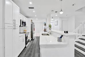 833 Nw 81st Avenue - Photo 0