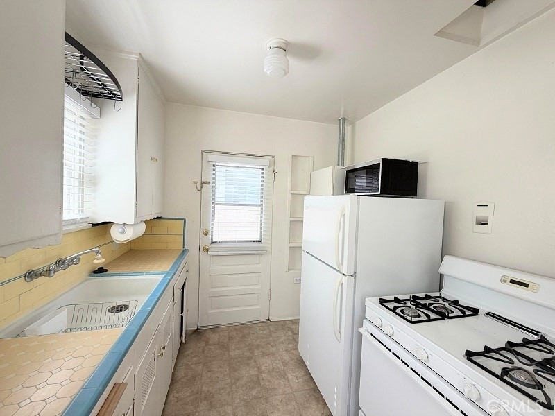 141 N Kenwood Street - Photo 2