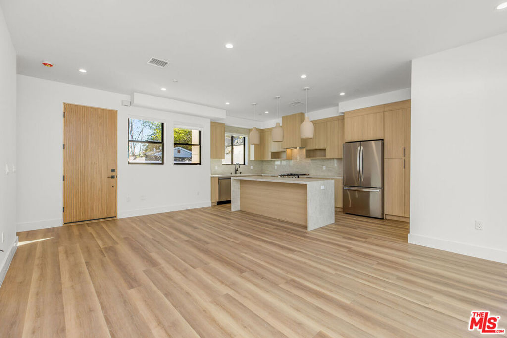 19535 Strathern Street - Photo 2