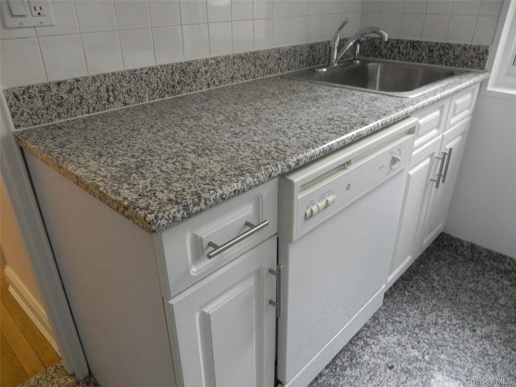 11 Schenck Avenue - Photo 6