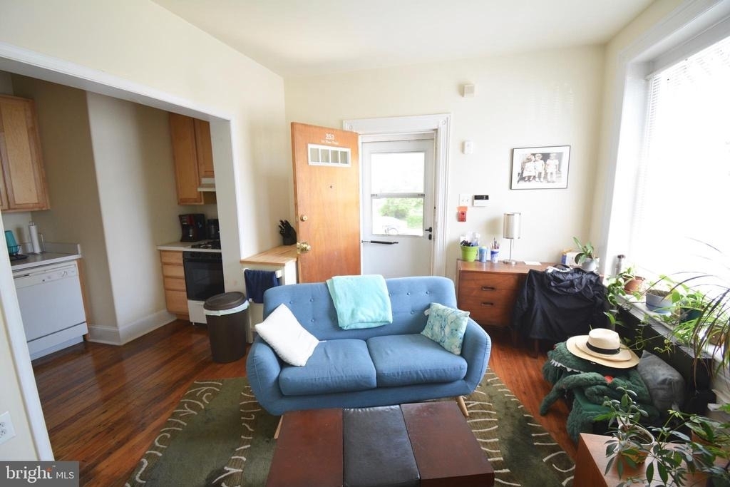 253 W Hansberry Street - Photo 2
