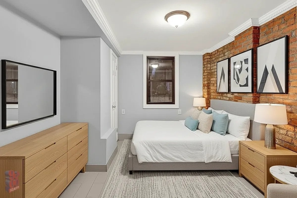 East 7th Street - Photo 4