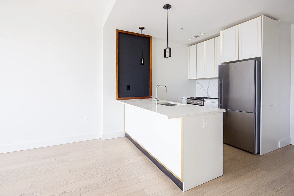  4th Avenue - Photo 2