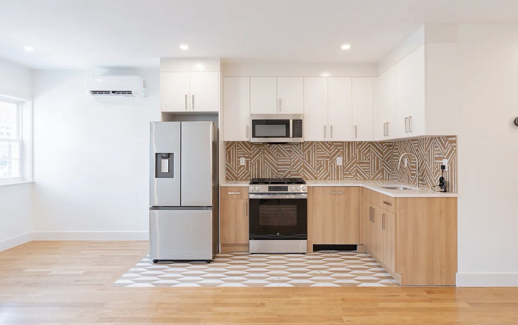 982 east 106th street - Photo 0